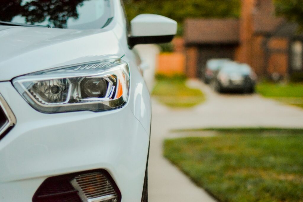 Une voiture blanche