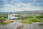 Un camping car garé sur un air de repos face à un paysage majestueux