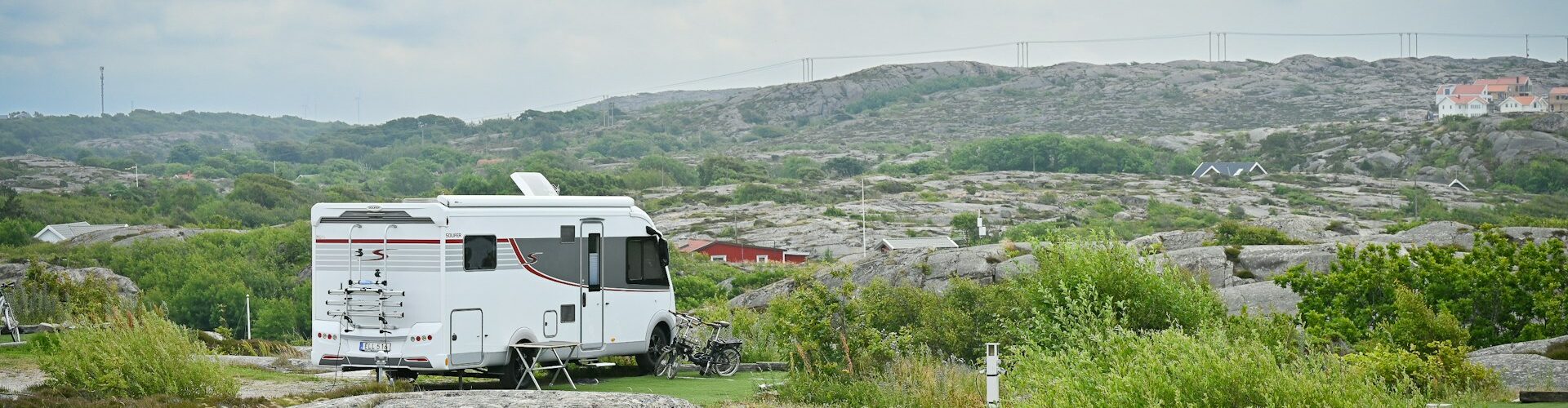 Un camping car garé sur un air de repos face à un paysage majestueux