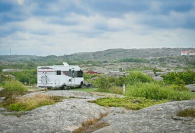 Un camping car garé sur un air de repos face à un paysage majestueux