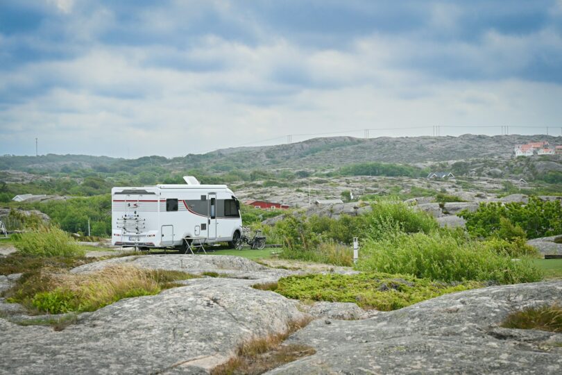 Un camping car garé sur un air de repos face à un paysage majestueux