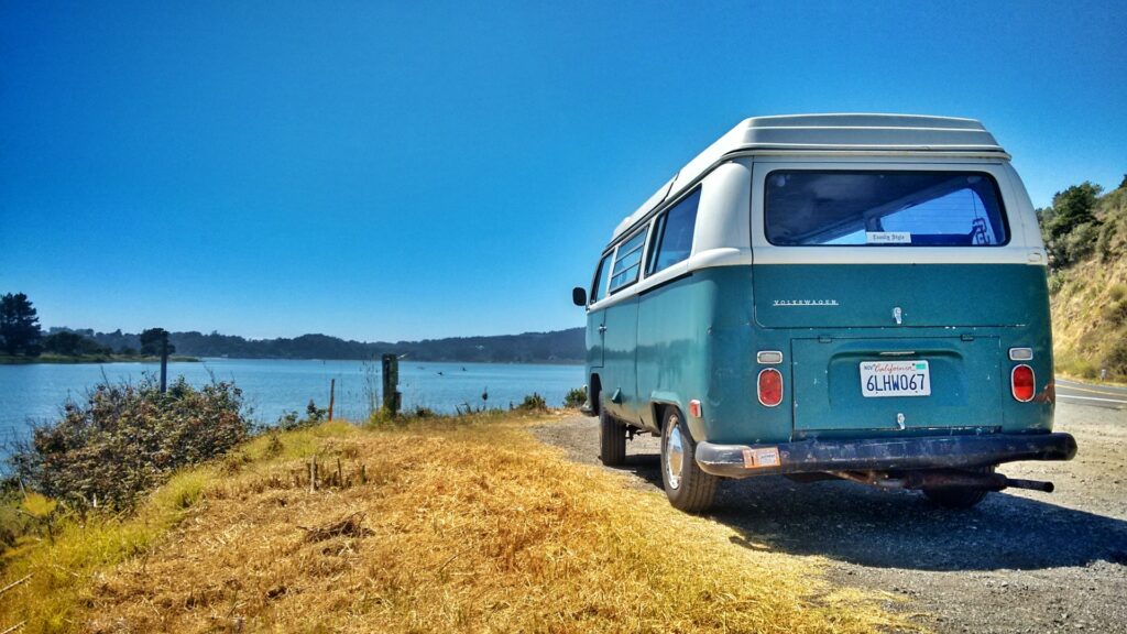 Un camping car garé face à un point d'eau